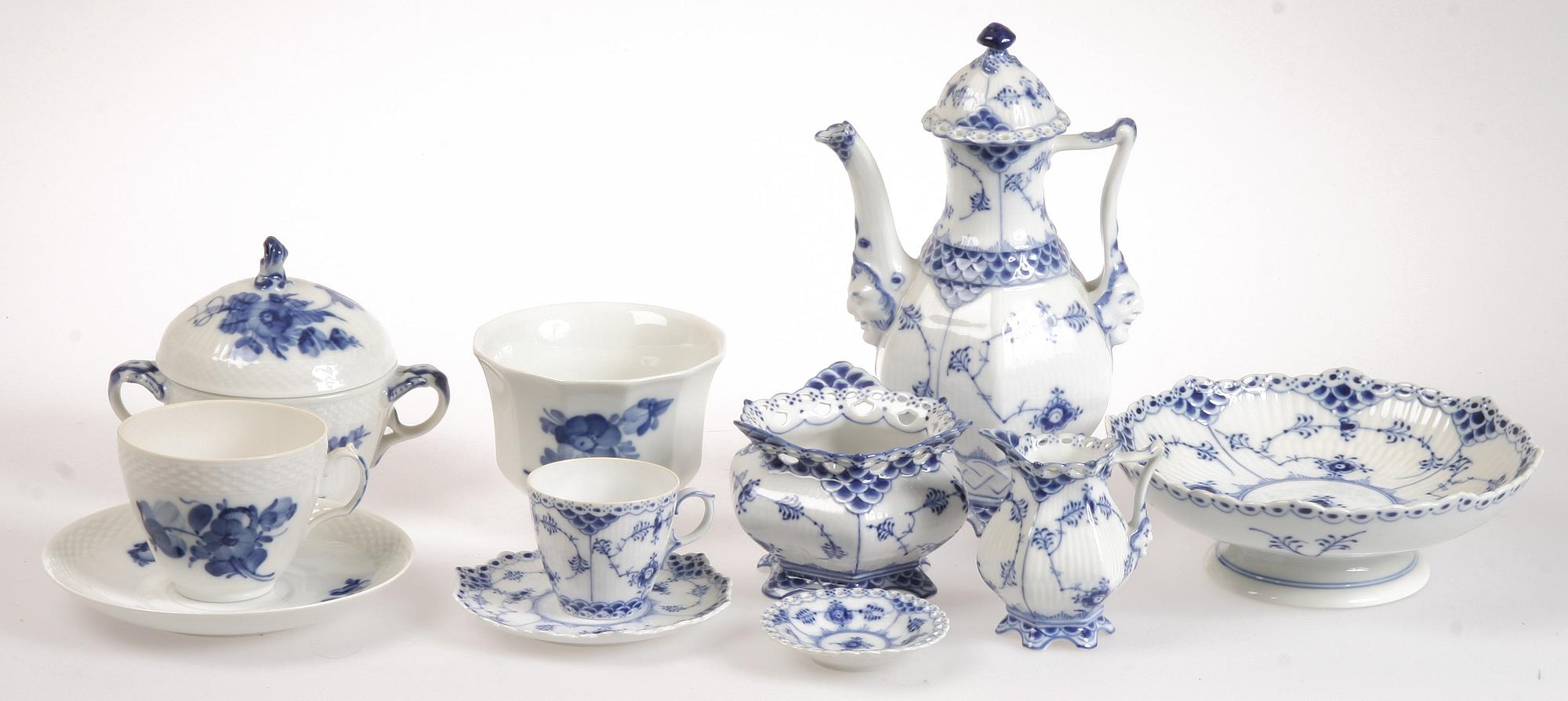 SERVISDELAR, 21 st, porslin,  "Blå blomst" samt "Musselmalet", Kongl dansk.