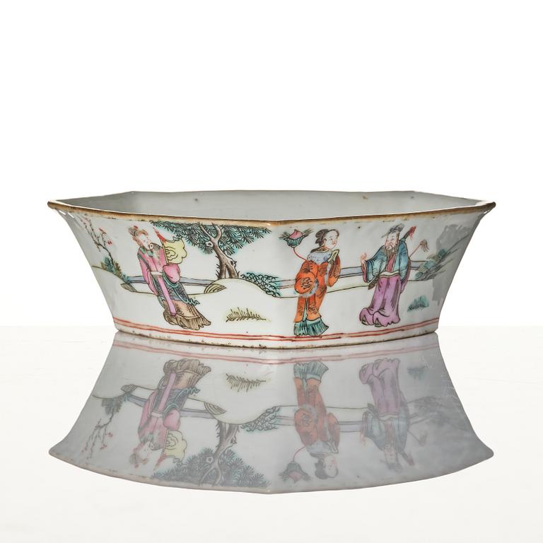 A Chinese famlle rose porcelain bowl, late Qing dynasty.