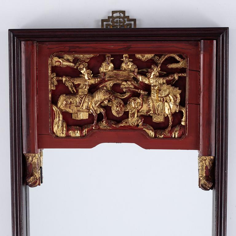 Spegel, lackerat trä. Kina, 1900-tal.