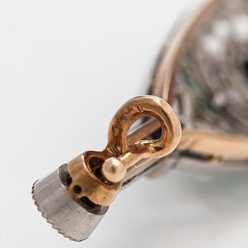 Rintaneula, 14K kultaa/platina, smaragdeja sekä vanha- ja ruusuhiottuja timantteja, Venäjä 1908-26.