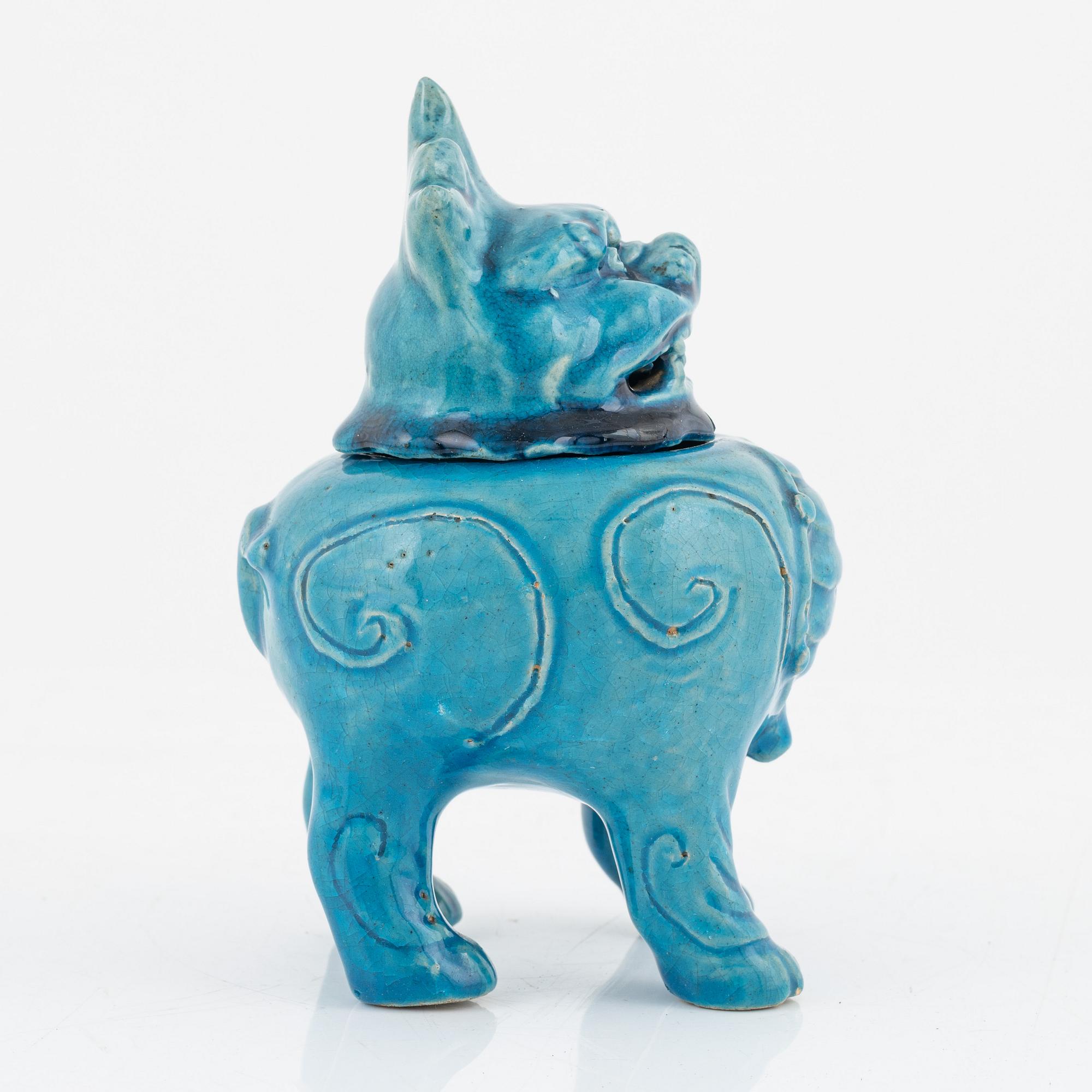 Rökelsekar med lock, porslin. Kina, Kagnxistil, troligen 1900-tal.