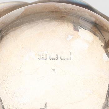 SALTKAR samt SKÅL, silver, London, 1835 respektive 1899. Totalvikt ca 165 gram.
