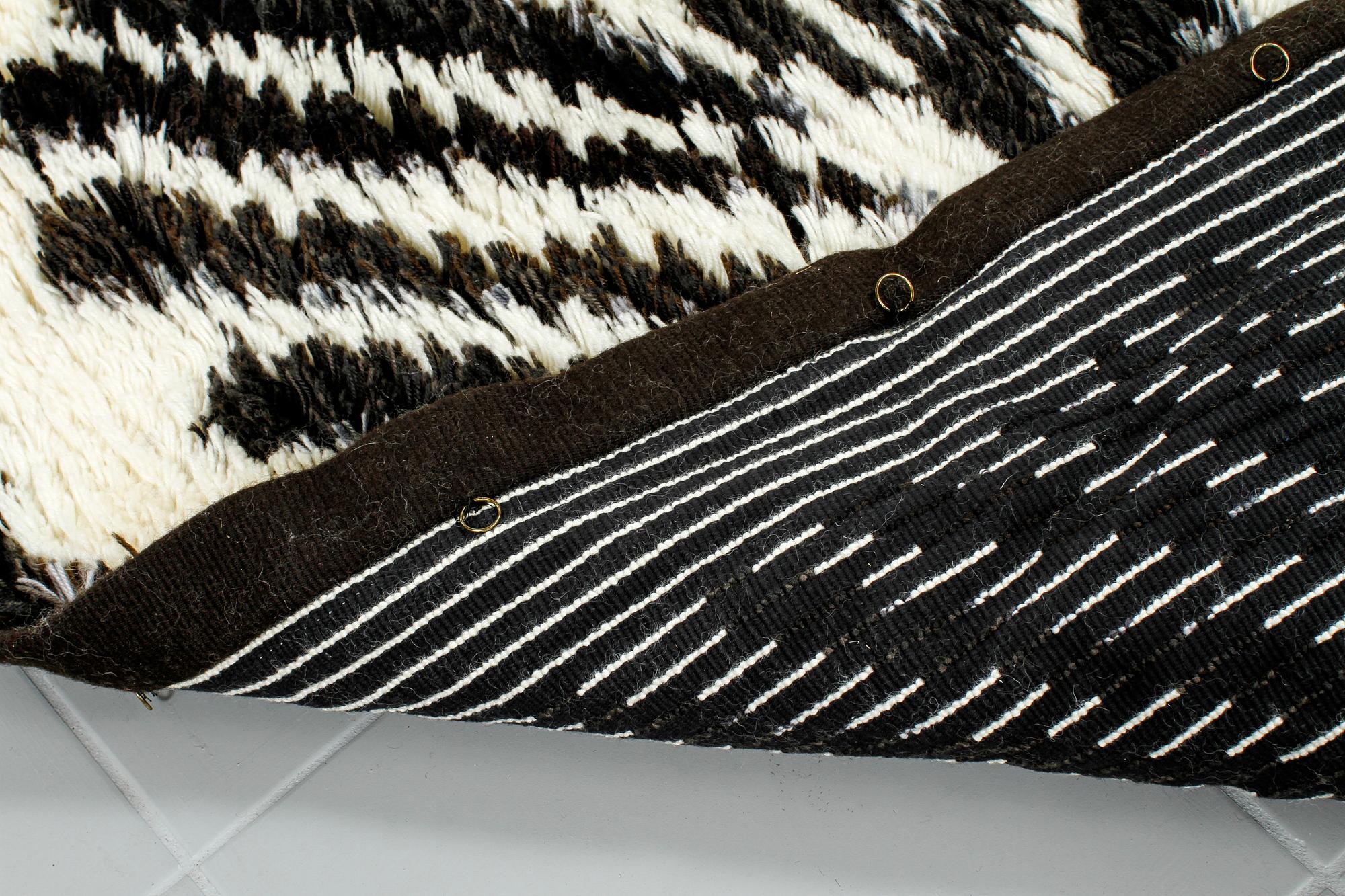 A hooked rug by Mirja Tissari, 130 x 125 cm.
