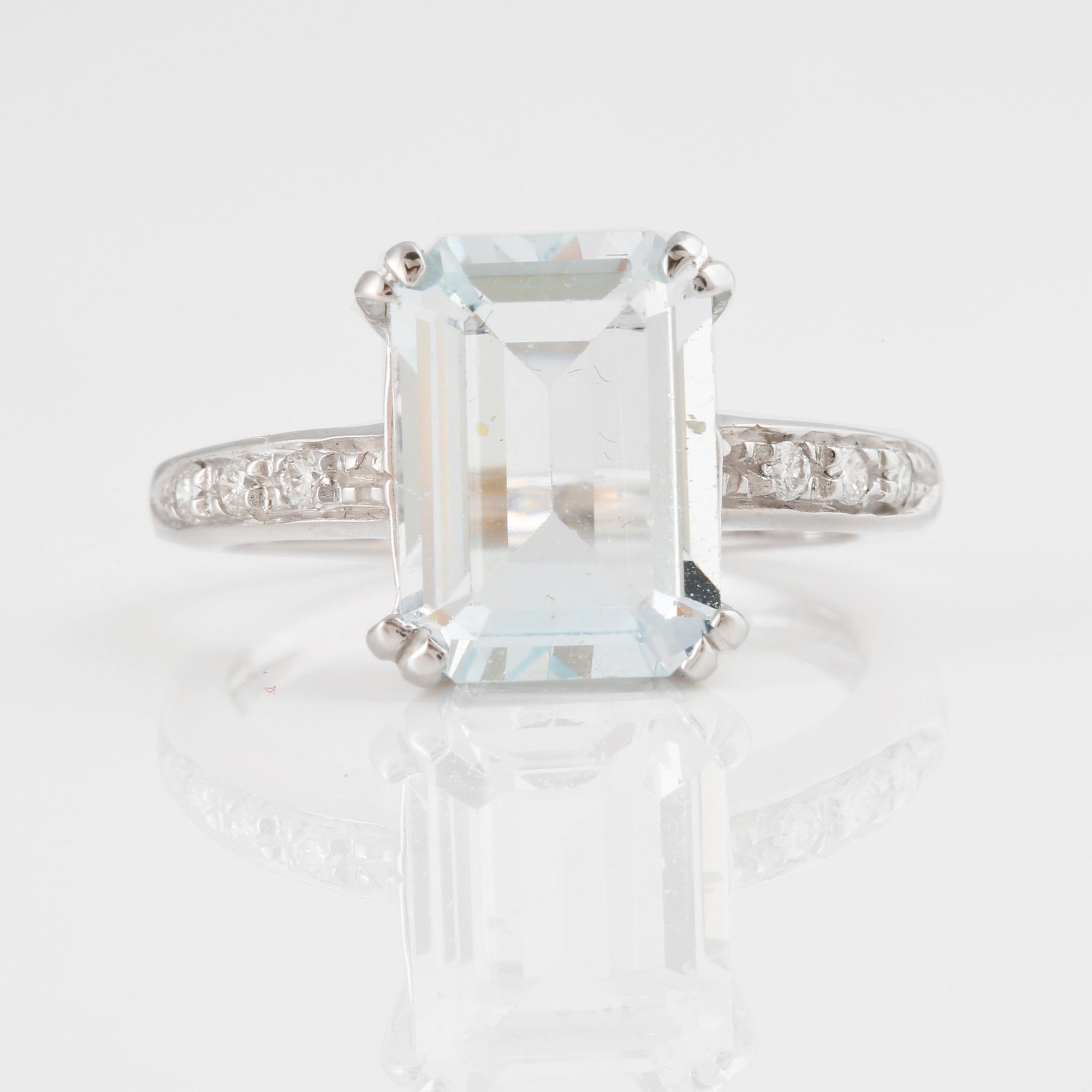 RING, med fasettslipad akvamarin ca 1.90 ct och 6 briljantslipade diamanter ca 0.10 ct.