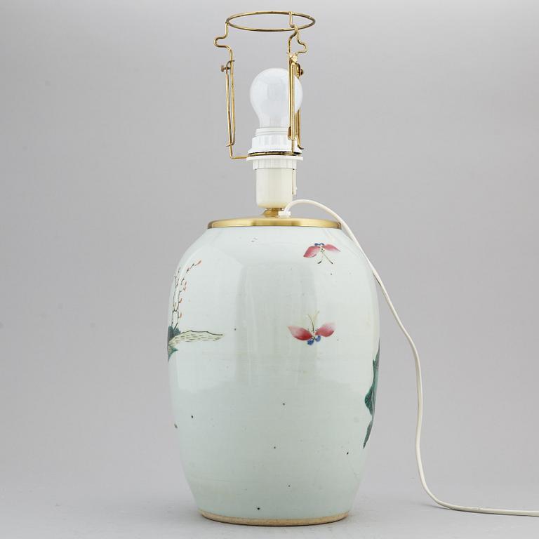 A famille rose jar, turned into a table lamp, Qing dynasty, circa 1900.