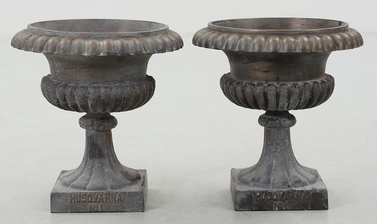 TRÄDGÅRDSURNOR, ett par, gjutjärn, Husqvarna No 1, 1900-talets första hälft.