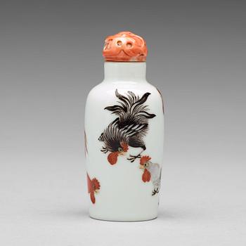 555. A 'rooster' snuff bottle, Qing dynasty, Guangxu mark and period (1875-1908).