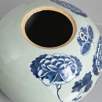 Two similar Chinese porcelain vases with covers, late 19th Century.