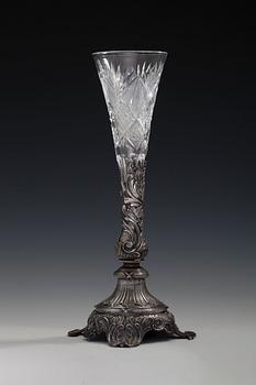 VAASI, 84 hopeaa, hiottua kristallia. Fabergé Moskova 1899-1914. Tarkastusmestari Ivan Lebedkin. Korkeus 36 cm.