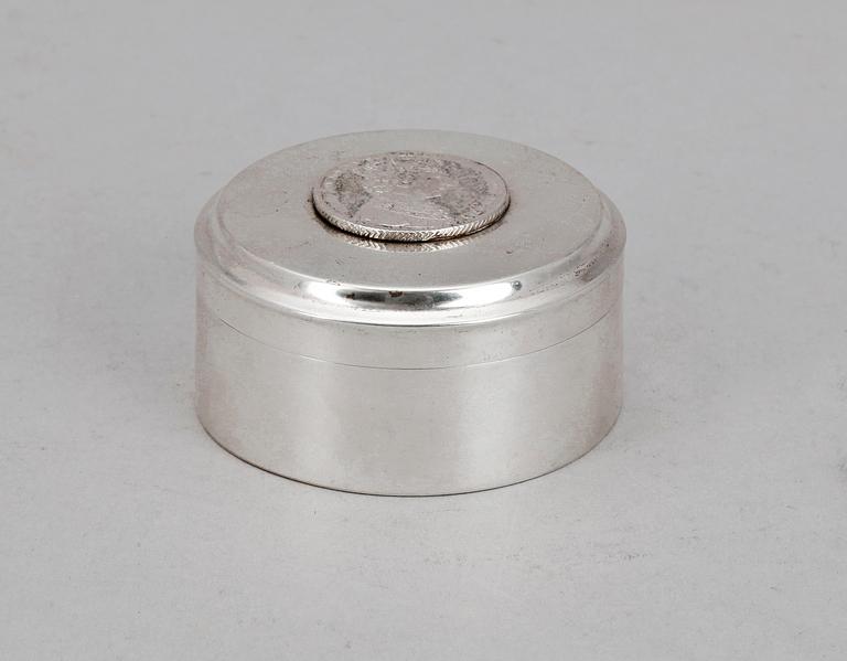 TOILETTEDOSA, silver, Göteborg 1905. Vikt ca 40 gram.