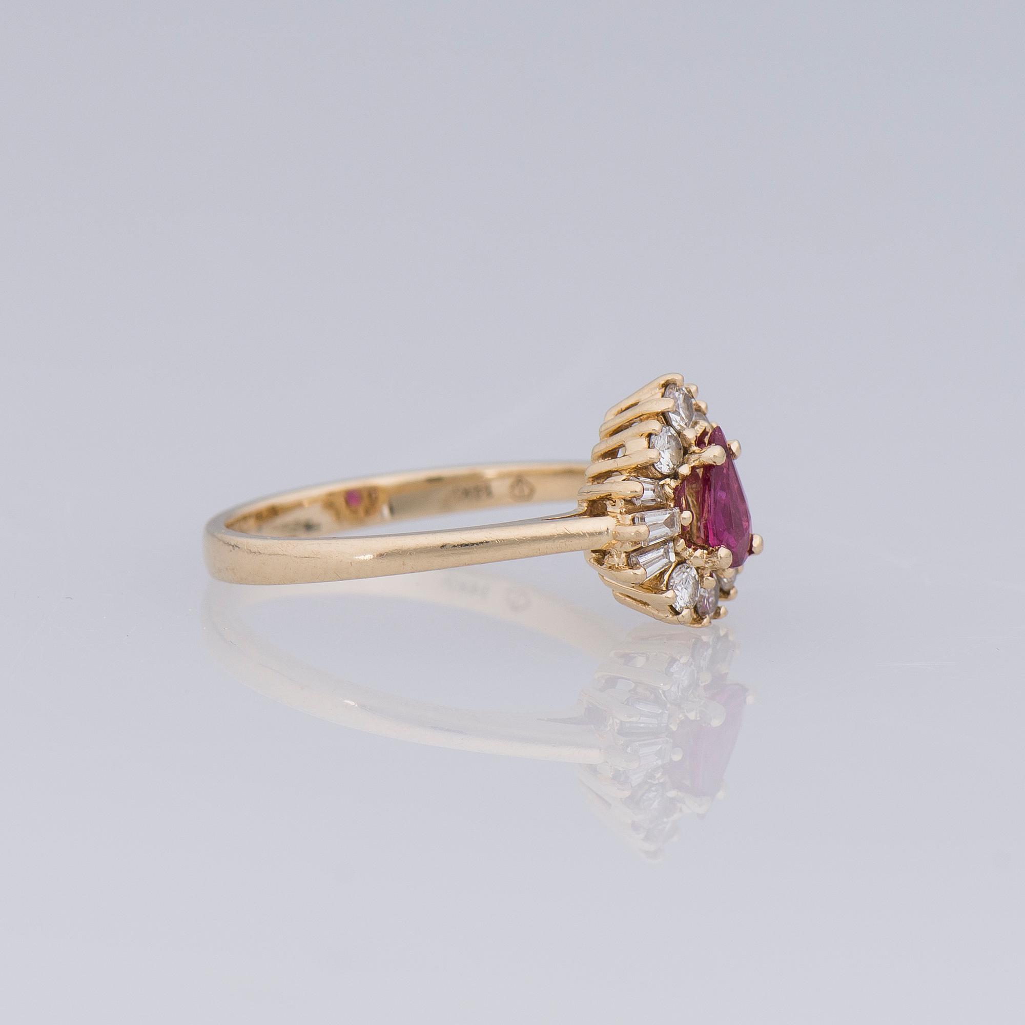 RING, fasettslipad rubin, diamanter, 14K. Christian Bernard.