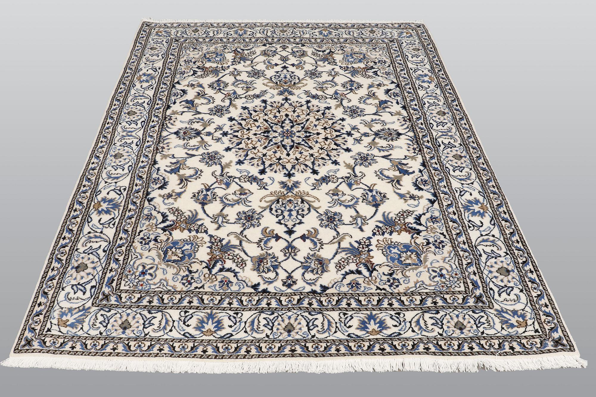 Matta, Nain part silk, ca 240 x 164 cm.