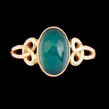 RING, 18 k guld, 1907, med cabochonslipad grön sten. Total vikt ca 2 gram.