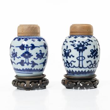 Two similar blue and white porcelain tea jars, China, Qingdynasty, 18th century.