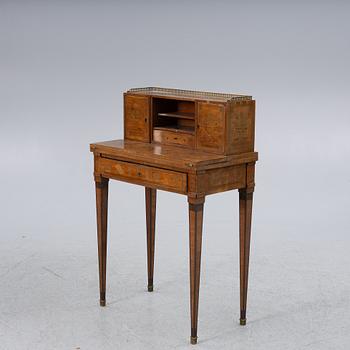 Skrivbord med uppsats, gustaviansk stil, 1900-talets början.