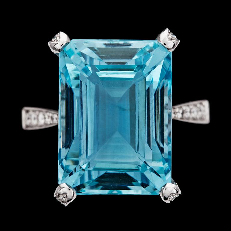 An aquamarine, 16.05 cts and brilliant cut diamonds ring, tot.app. 0.70 cts.