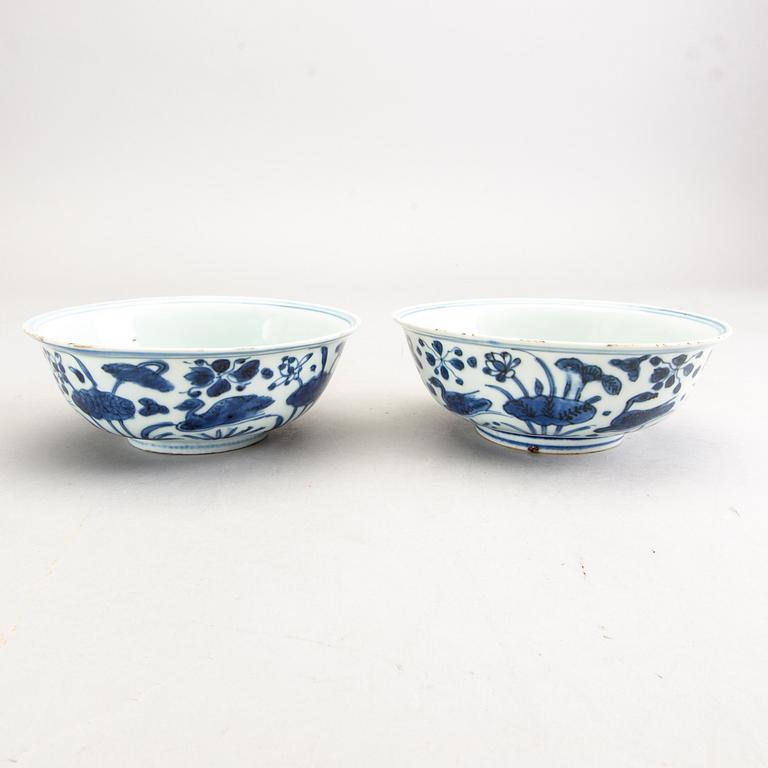 A pair of blue and white bowls, Ming dynasty (1368-1644).