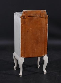 POTTSKÅP, gustaviansk stil / rokokostil. Tidigt 1900-tal.