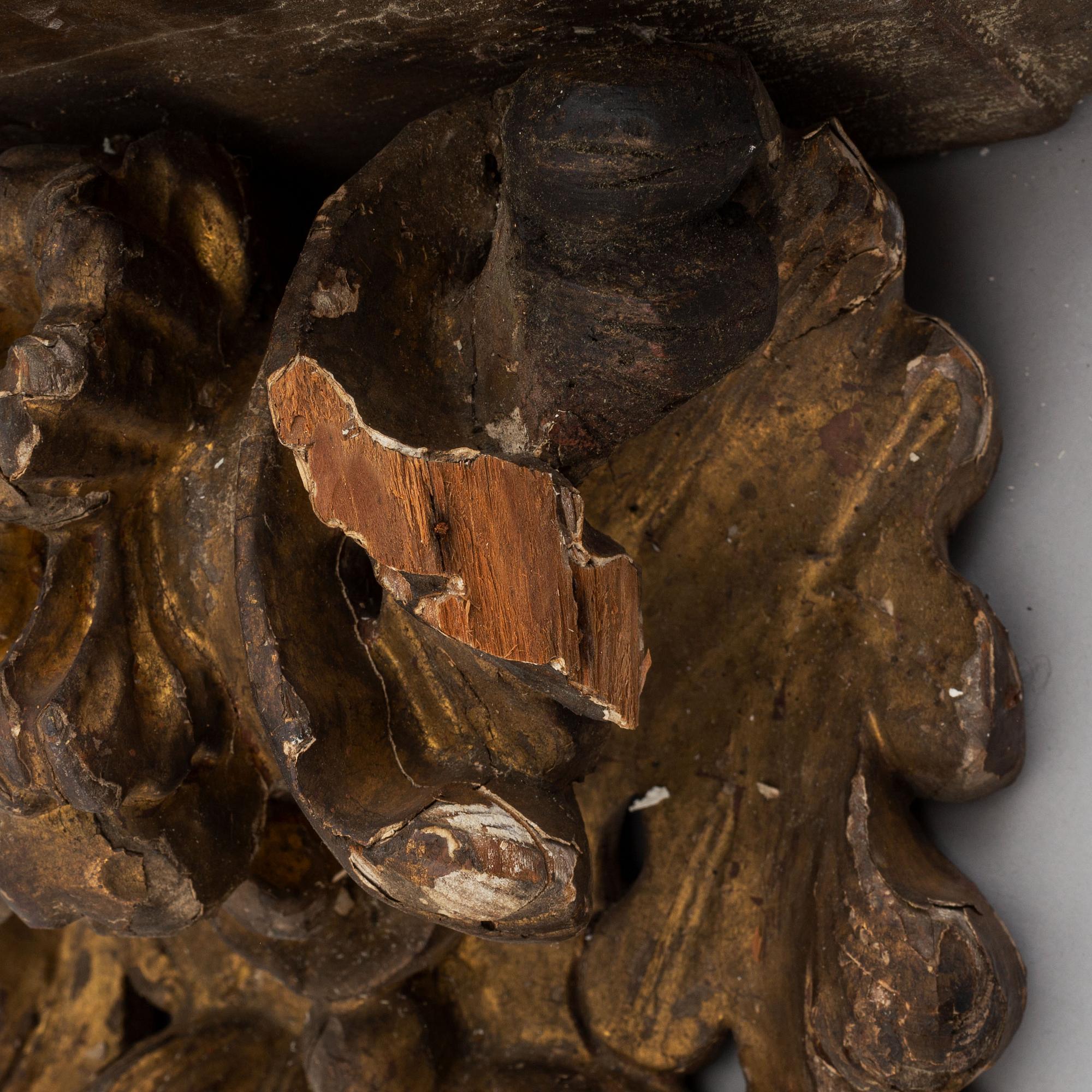 A pair of carved wood wall sconces, 18th/19th century.