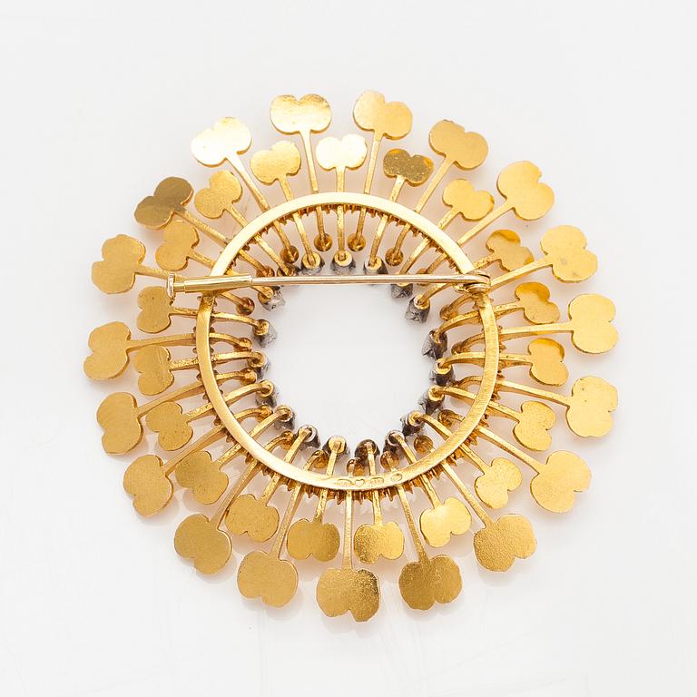 Tapio Wirkkala, A 14K gold brooch "Sun" with diamonds ca. 0.47 ct in total. Helsinki 1974.