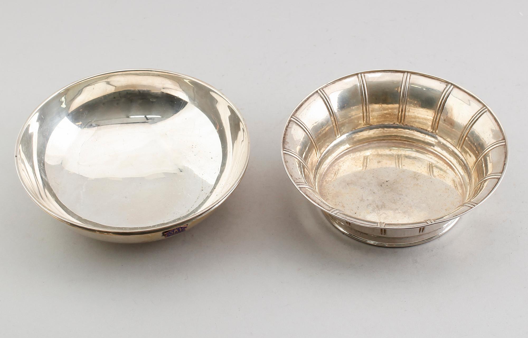 SKÅLAR, 2 st, silver, bl a CG Hallberg, Stockholm 1939. Vikt ca 420 gram.