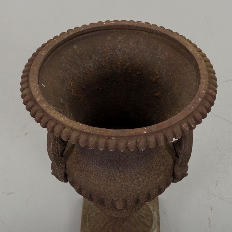 TRÄDGÅRDSURNA, gjutjärn, 1900-tal.