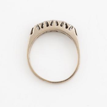 An 18K white gold ring set with round brilliant-cut diamonds.