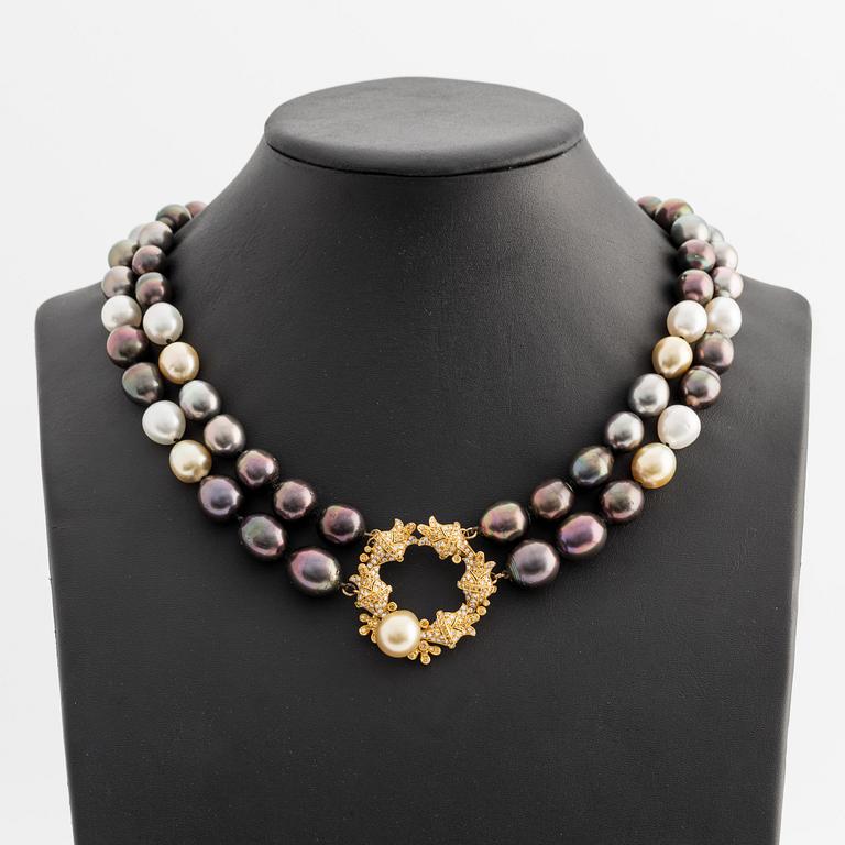 A pearl necklace with a pendant.