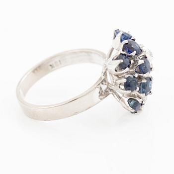 Ring, 18K white gold set with octagon-cut diamonds and sapphires.
