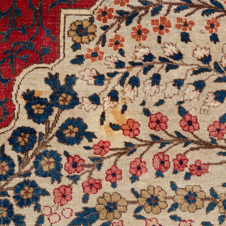 An antique Tabriz carpet, ca 333 x 223 cm.
