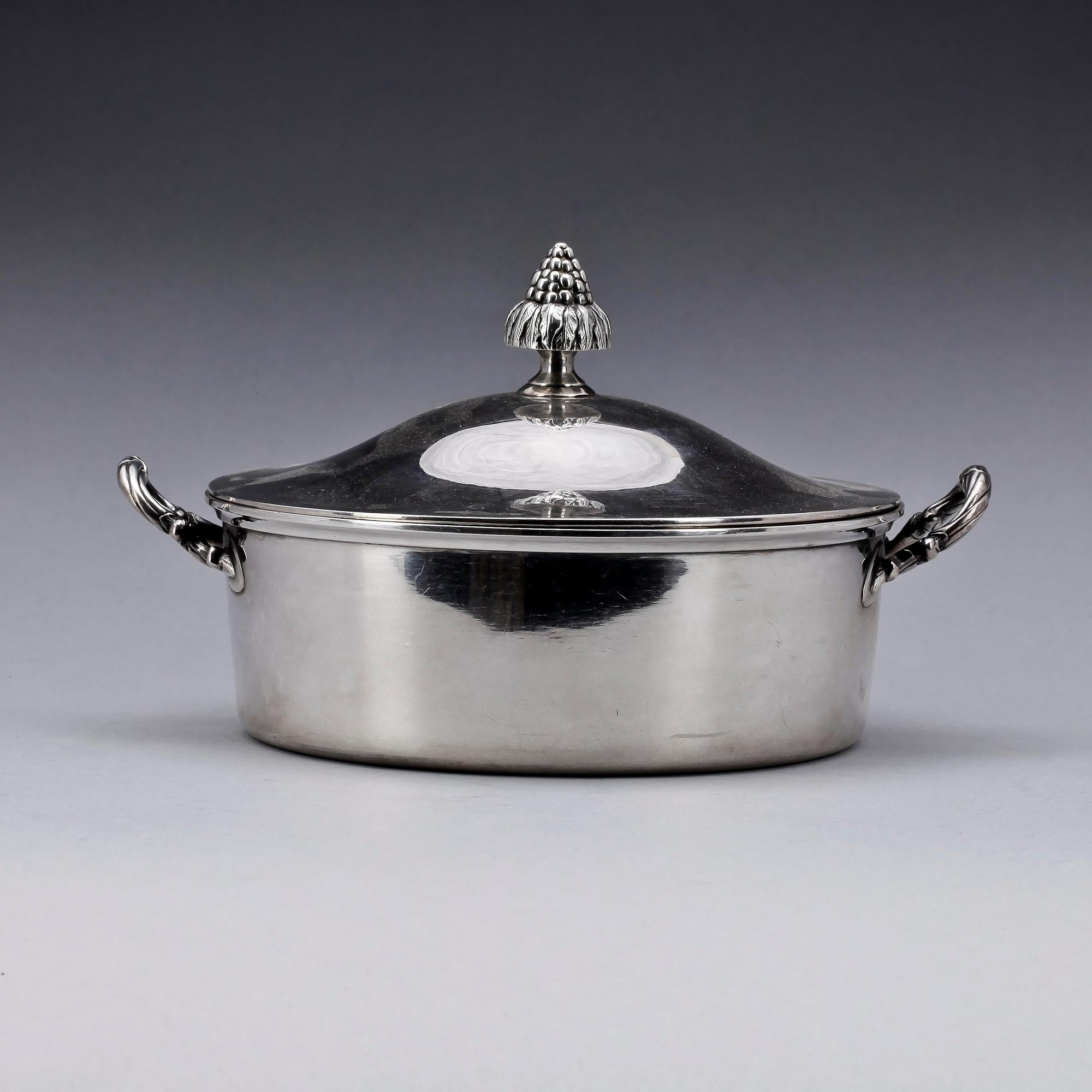 KAROTT MED LOCK, silver. J.E. Torsk, Stockholm 1903. Vikt ca 670 gram.