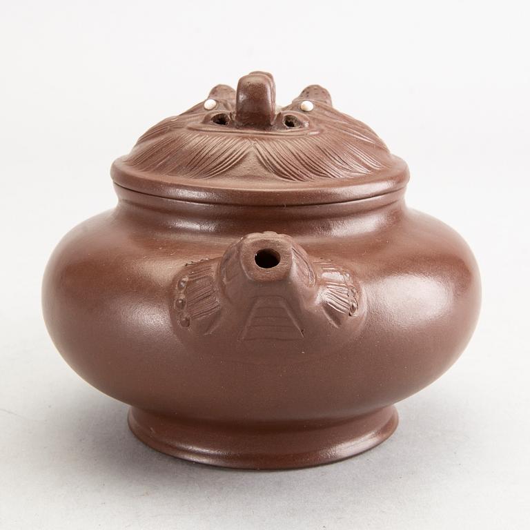 TEKANNOR 6 st Kina 1900-tal delvis glaserat lergods.