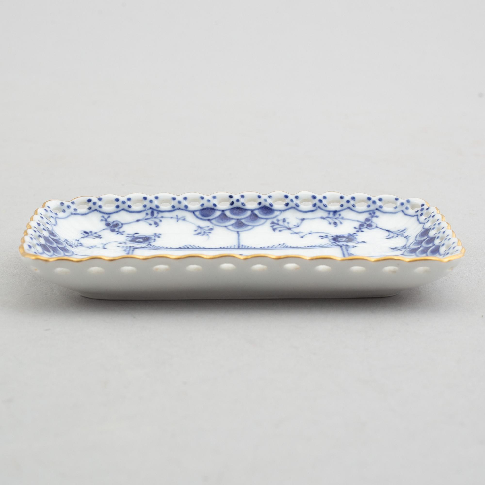 Fat, tre stycken, samt ett par vaser, porslin, "Musselmalet helblond", Royal Copenhagen, 1900-tal.