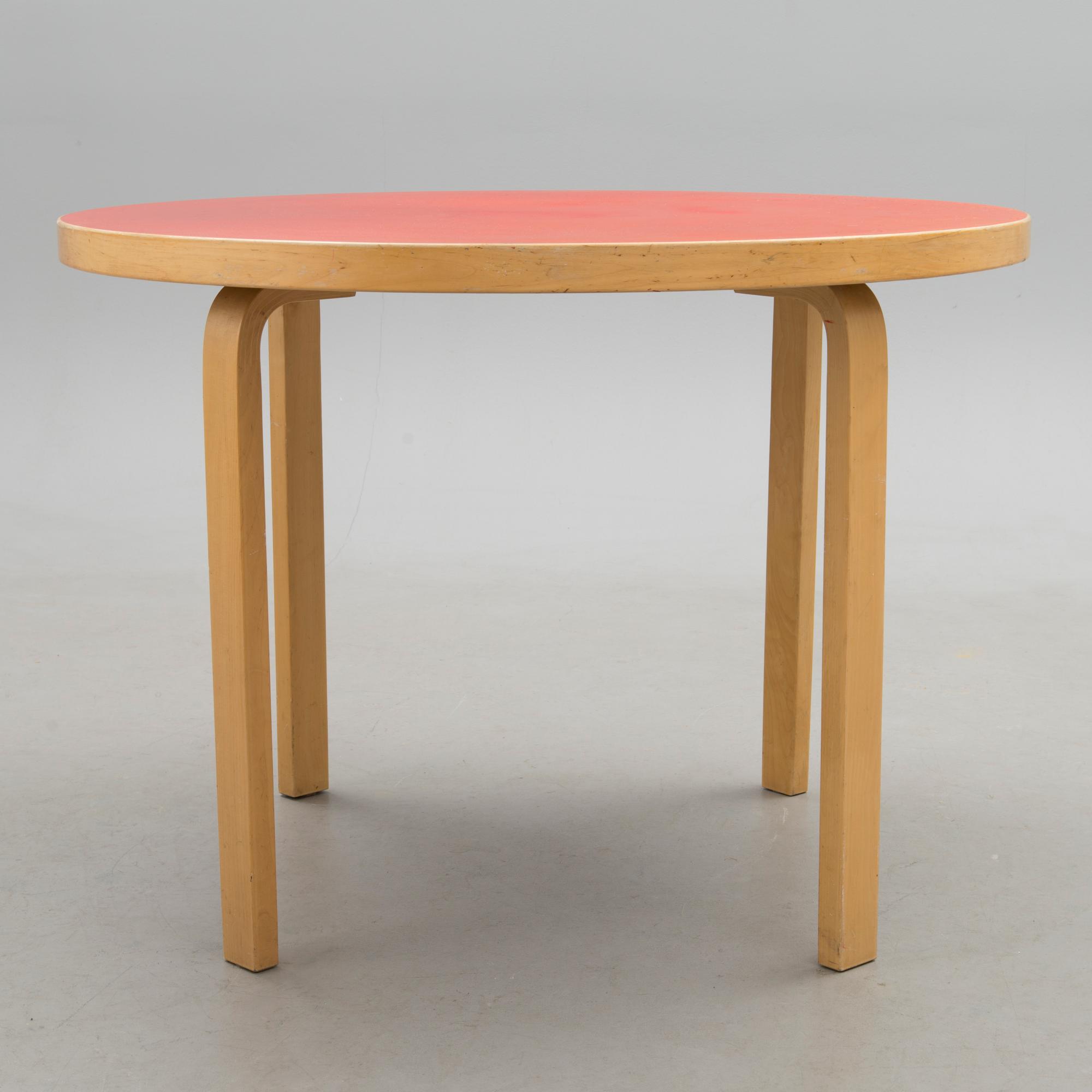 ALVAR AALTO, PÖYTÄ, 1960/70-luku ja TUOLIA, 4 kpl malli 69, Artek, 2000-luku.