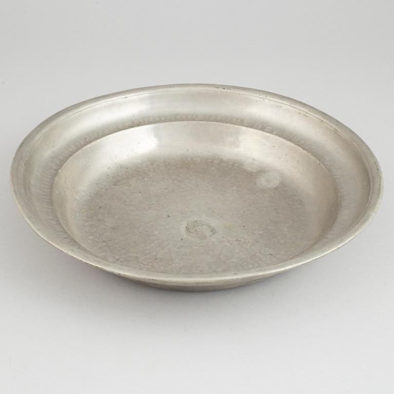A Swedish pewter dish, mark of Bengt Ståhlström, Kalmar 1742.