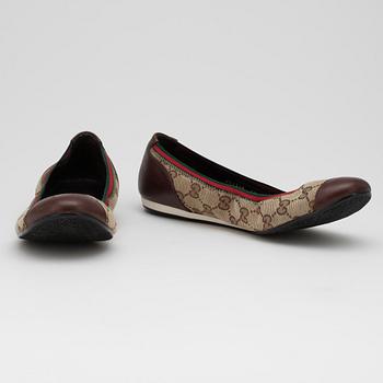 GUCCI, ballerinaskor, plånbok, scarf samt axelremsväska.