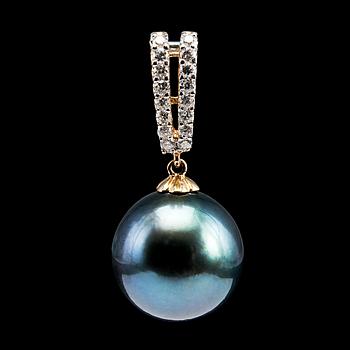 A PENDANT, 18K gold. Tahitian pearl Ø 14 mm. 16 brilliant cut diamonds tot. c. 0,24 ct.