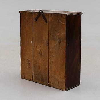 HÄNGSKÅP, 1800-talets andra hälft.