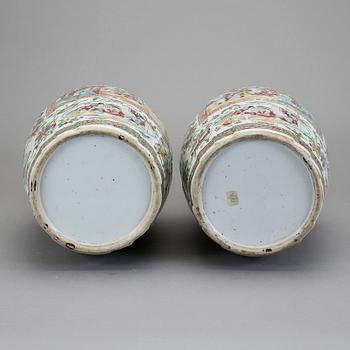 VASER, ett par, porslin, Kanton, Kina, 1800-tal.