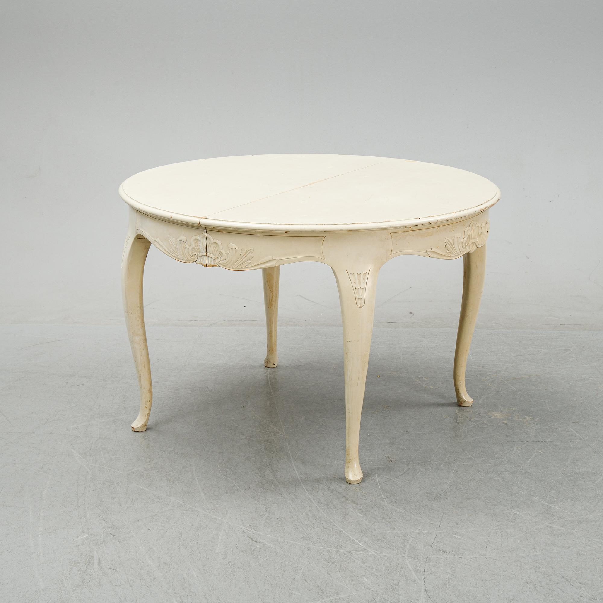 A rococo style dining set with a around table and eight chairs, 20th Century.