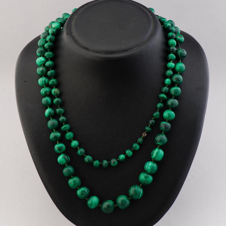 A MALACHITE NECKLACE.