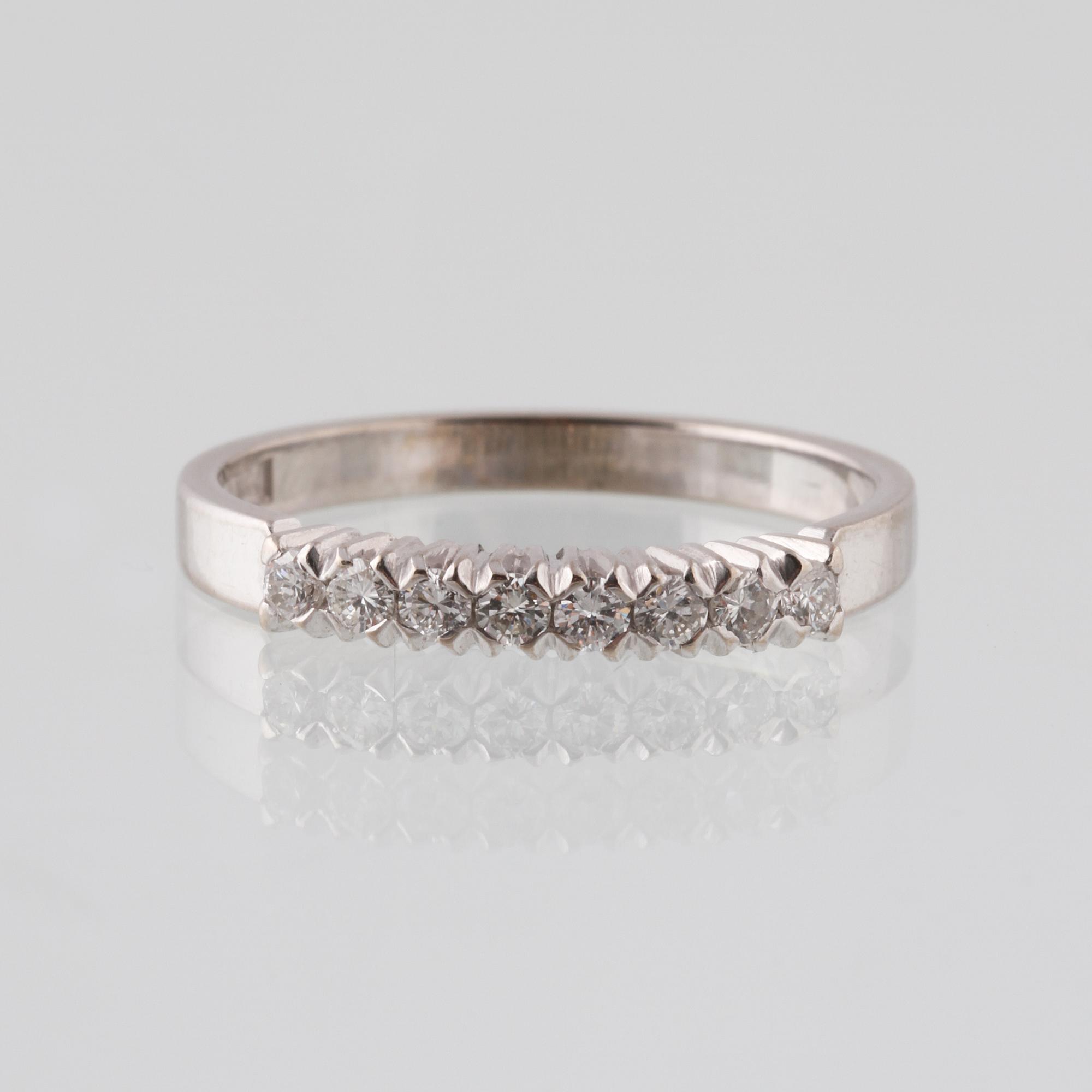 RING, 18K vitguld med 8 briljantslipade diamanter, 0.30 ct, Juvel Magnus, Göteborg, 1993.  Vikt 3,3 gram.