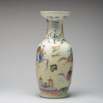 A large famille rose vase, Qing dynasty, 19th century.