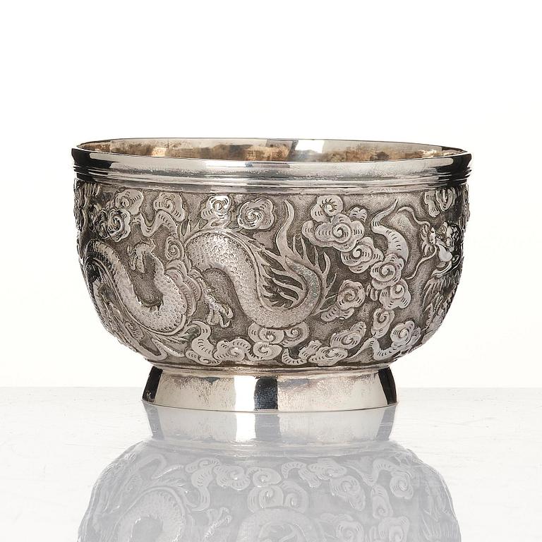 Skål, silver. Kina, 1800-talets senare del. Med monogram D v R under adlig krona.