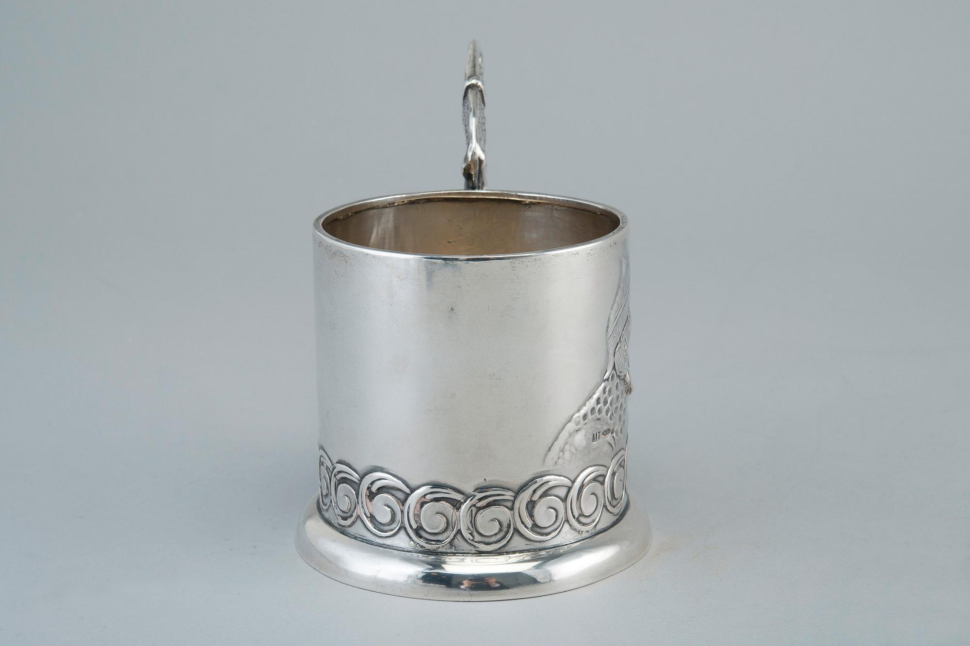 TEELASINPIDIKE, 84 hopeaa Mihail Tarasov Moskova 1908-17. Korkeus 12 cm, paino 176 g.