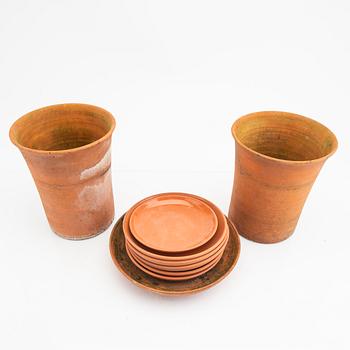 Signe Persson-Melin, a set of two flower pots and seven plates Höganäs Trädgårdsföreningen.