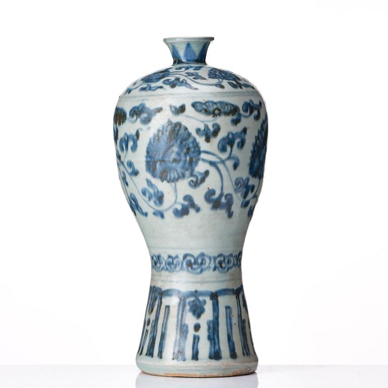 A blue and white Meiping vase and a bowl, 16th Century.