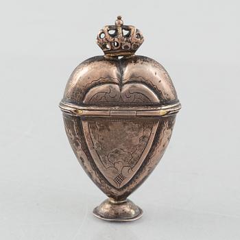 Snusdosa samt hjärtformad dosa, ostämplade, Skandinavien 1700-1800-tal.