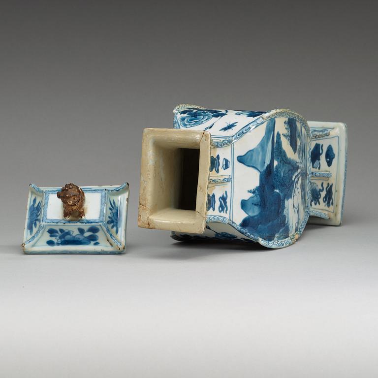 A blue and white vase, Qing dynasty, Kangxi (1662-1722).