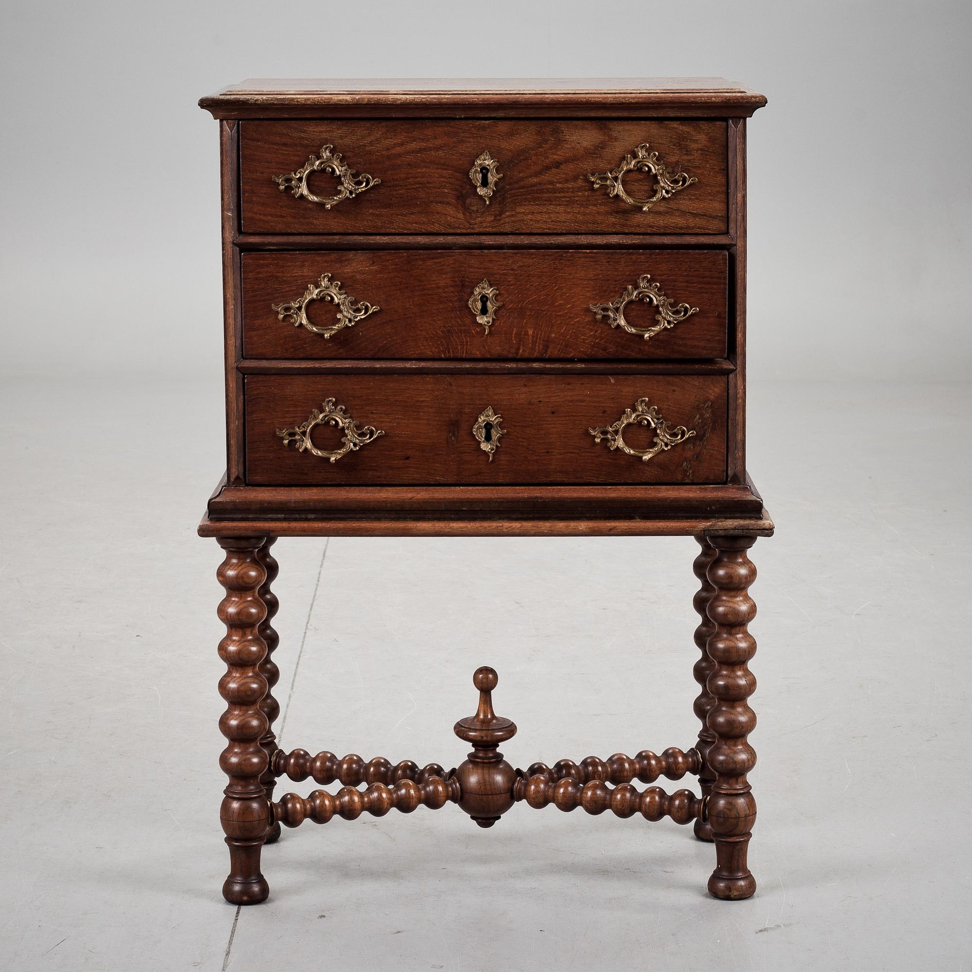 BYRÅ, barockstil, på ställning. 1900-tal.